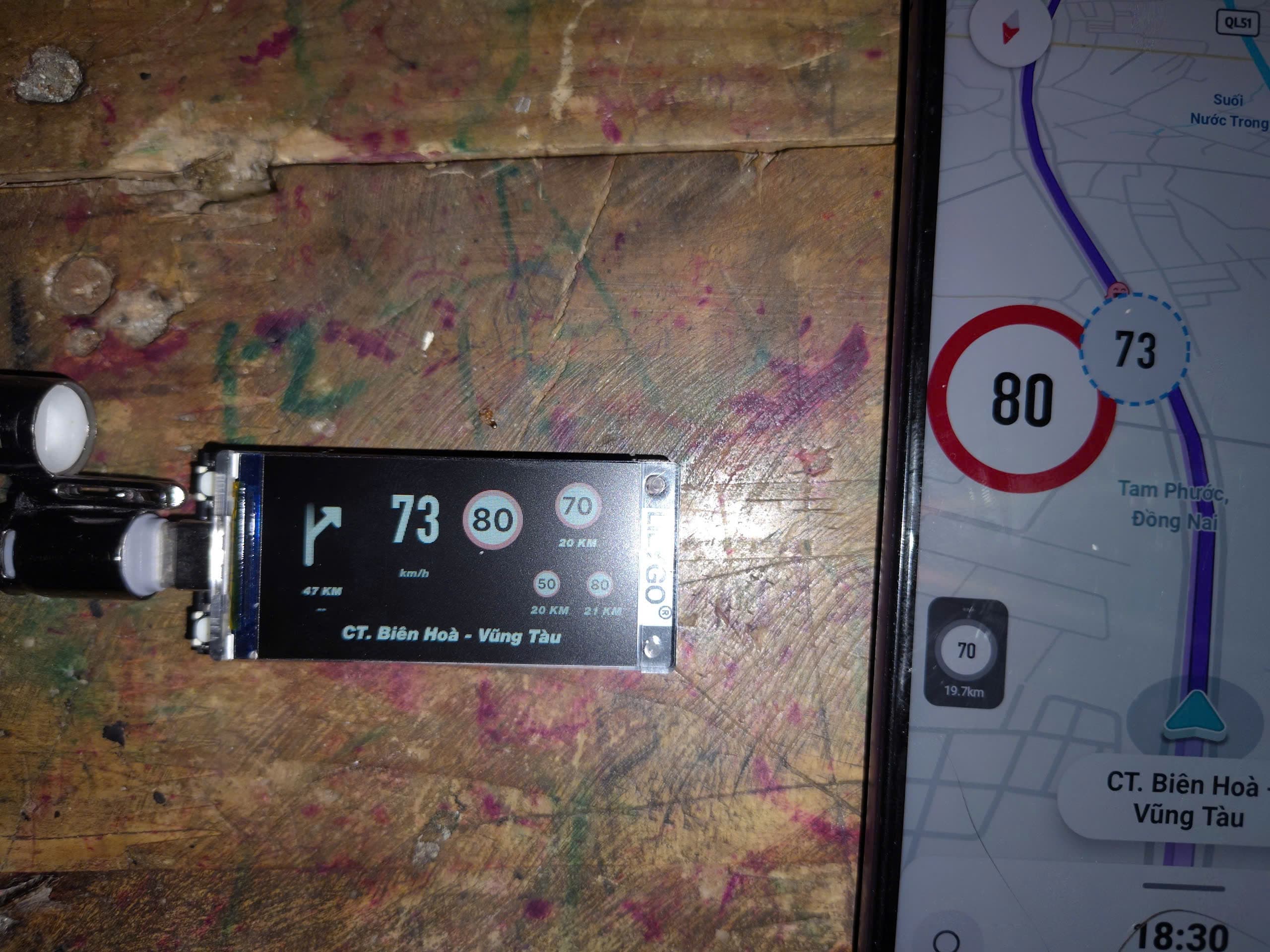 HUD Waze tự làm hoạt động cạnh điện thoại